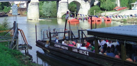 Lustige Floßfahrt auf der Lahn